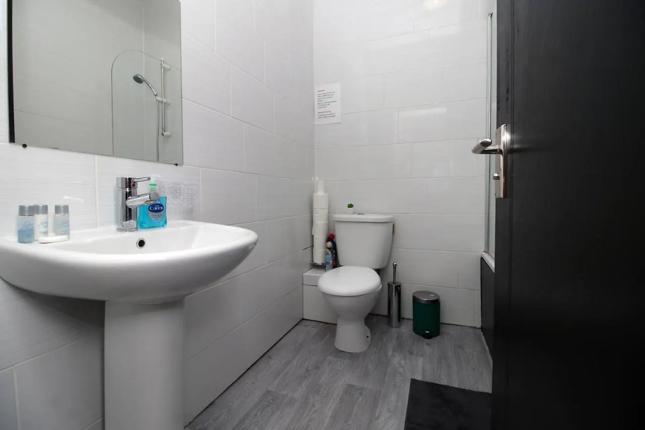 2 Bed Apartment! Near City Centre! 5 Guests*Long Stay Discount* Cardiff 0*,